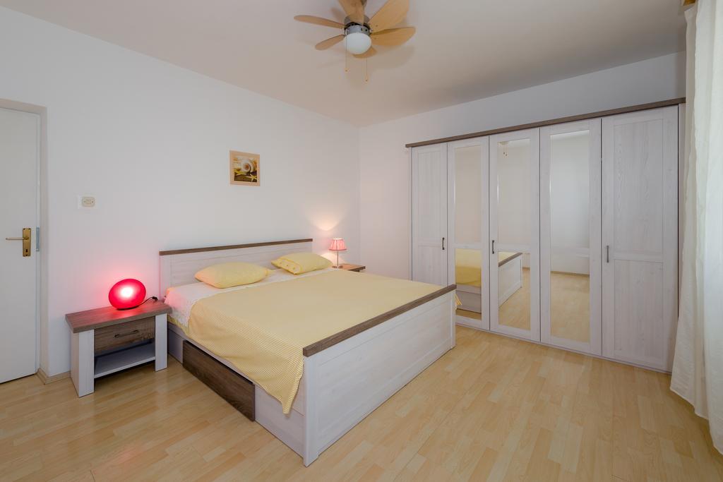 Garden Apartment Kaštela الغرفة الصورة